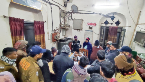 অর্ধশত যাত্রী রেখেই চলে গেল ট্রেন