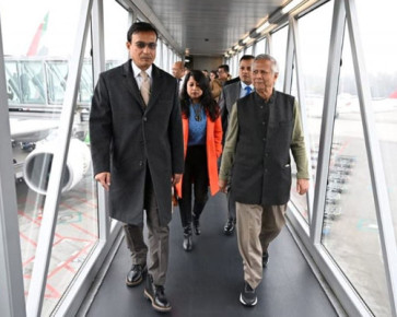 সুইজারল্যান্ড পৌঁছেছেন প্রধান উপদেষ্টা