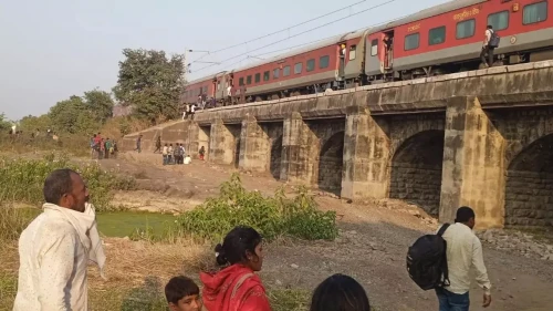আগুনের গুজবে যাত্রীদের ঝাঁপ, কাটা পড়ে নিহত ১২