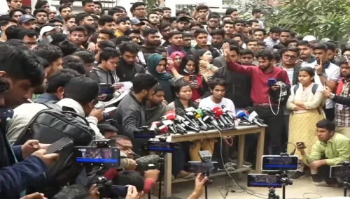 ৭ কলেজ শিক্ষার্থীদের ৪ ঘণ্টার আল্টিমেটাম