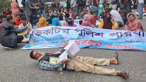 আ.লীগ আমলে চাকরিচ্যুত পুলিশ সদস্যদের সচিবালয় অভিমুখে যাত্রা