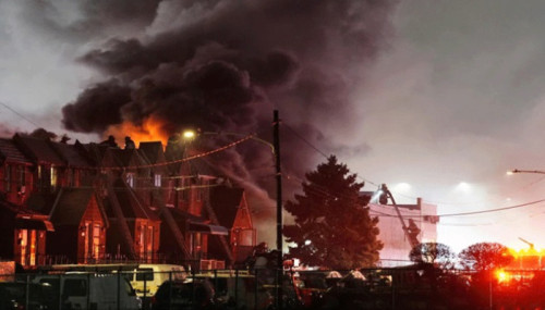 বাড়ির উপর ভেঙে পড়ল বিমান, হতাহতের শঙ্কা