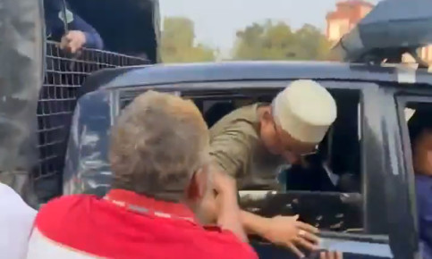 পুলিশের কাছ থেকে আ.লীগ নেতাকে ছিনতাই ঘটনায় মামলা; আটক ১৬