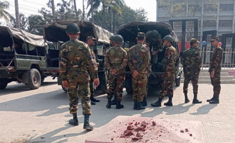 রাজশাহীর পবায় ককটেল বিস্ফোরণ করে টেন্ডার বাক্স লুট