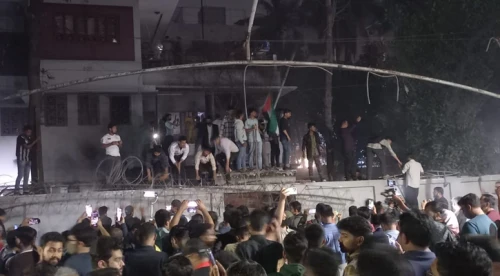 ৩২ নম্বরে ভাঙচুর, ইট খুলে নিচ্ছে বিক্ষুব্ধ ছাত্র-জনতা