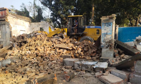 নাটোরে আ’ লীগের কার্যালয় গুড়িয়ে দিল ছাত্র-জনতা