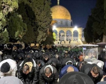 আল-আকসা মসজিদে প্রথম তারাবির নামাজে ফিলিস্তিনিদের ভিড়