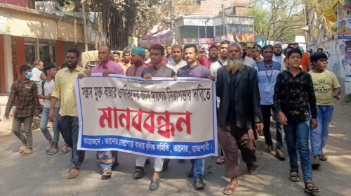 হামলা ও দোকানঘর ভাংচুরের প্রতিবাদে তানোরে ব্যবসায়ীদের বিক্ষোভ