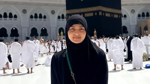 ওমরা করতে মক্কায় চিত্রনায়িকা বর্ষা