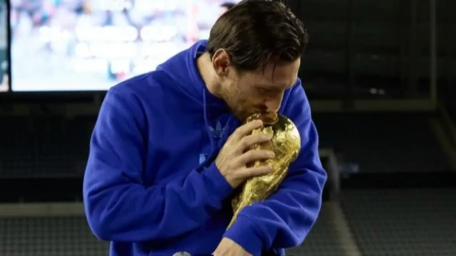 আবারও বিশ্বকাপ ট্রফির সঙ্গে মেসি