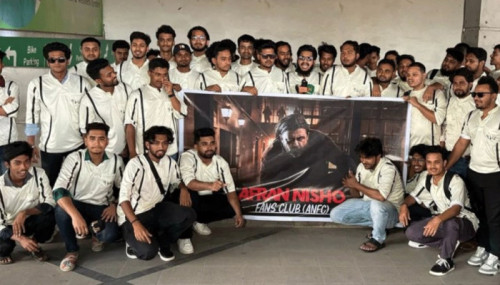 আসামির পোশাক পরে ‘দাগি’ দেখল ভক্তরা