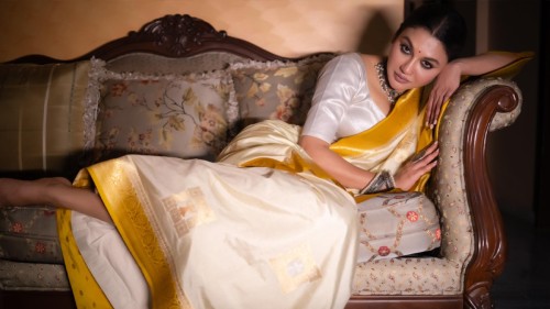 তিন মাসে চার সিনেমায় জয়া