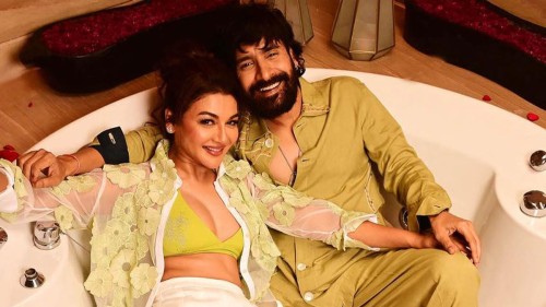 কার কোলে জয়া?