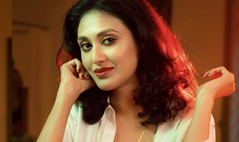 নেটিজেনদের নজর কেড়েছে কুসুম শিকদার