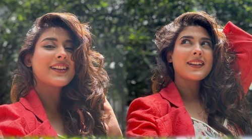 অক্ষর খেলায় মেতেছেন মেহজাবীন