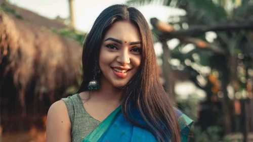 বুকে ব্যথা লুকিয়ে মুখে হাসি রেখেছেন প্রভা