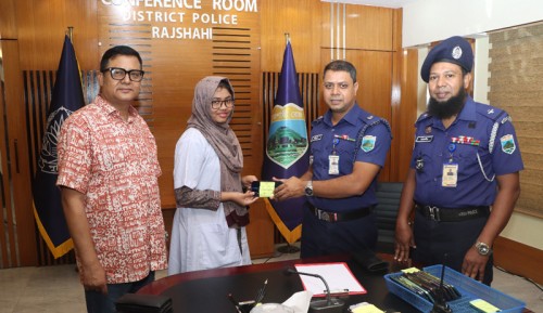 রাজশাহীতে ৫৩টি মোবাইল উদ্ধার করে মালিকদের ফিরিয়ে দিলো জেলা পুলিশ