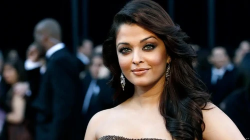 কালো শেরওয়ানিতে দ্যুতি ছড়ালেন ঐশ্বরিয়া