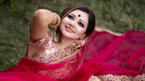 ফেসবুকে ক্ষোভ-বিরক্তি আঁখির