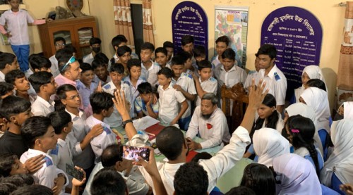 রাজশাহীর মুসলিম হাইস্কুল শিক্ষার্থীদের বিক্ষোভ, প্রধান শিক্ষক অবরুদ্ধ