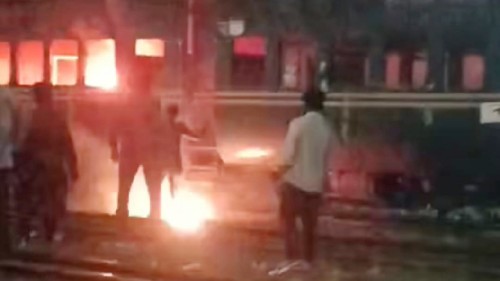 তেজগাঁওয়ে ট্রেনের বগিতে আগুন