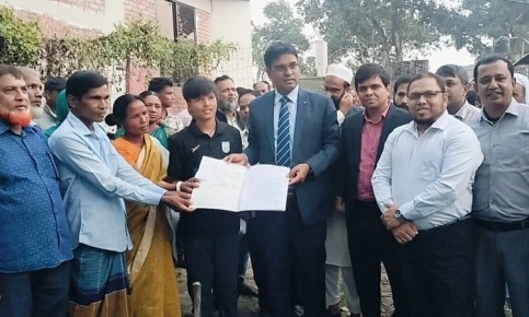 জমিসহ ঘর উপহার পেল ফুটবলার তৃষ্ণা