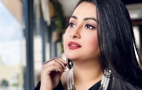 কালো শাড়িতে গ্ল্যামারাস পূর্ণিমা