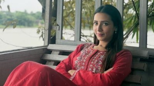 সাগরপাড়ে লাস্যময়ী মিম