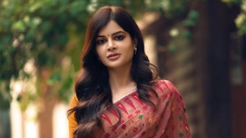 বাগদান সারলেন মধুমিতা