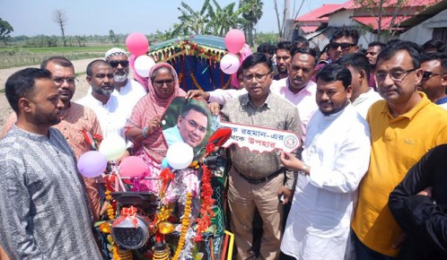 প্রধানমন্ত্রীর পক্ষ থেকে অটোরিকশা পেলেন রাজশাহীর টুলি বেগম