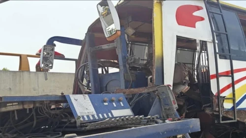 সিরাজগঞ্জে রোড ডিভাইডারের সঙ্গে বাসের ধাক্কা, নিহত ৩