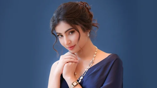 ইয়ালিনার খোলস ছেড়ে কিংবদন্তি মধুবালার চরিত্রে সারা