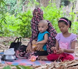 দুই সন্তান নিয়ে স্বামীর কবরের পাশে আশ্রয় নিলেন স্ত্রী