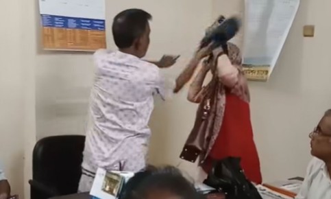 যে কারেণে প্রথমে থাপ্পড় দেন প্রদর্শক