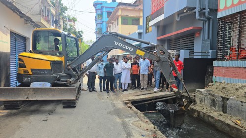 নগরীতে ড্রেনের কাদামাটি অপসারণ কার্যক্রম পরিদর্শনে রাসিক প্রশাসক