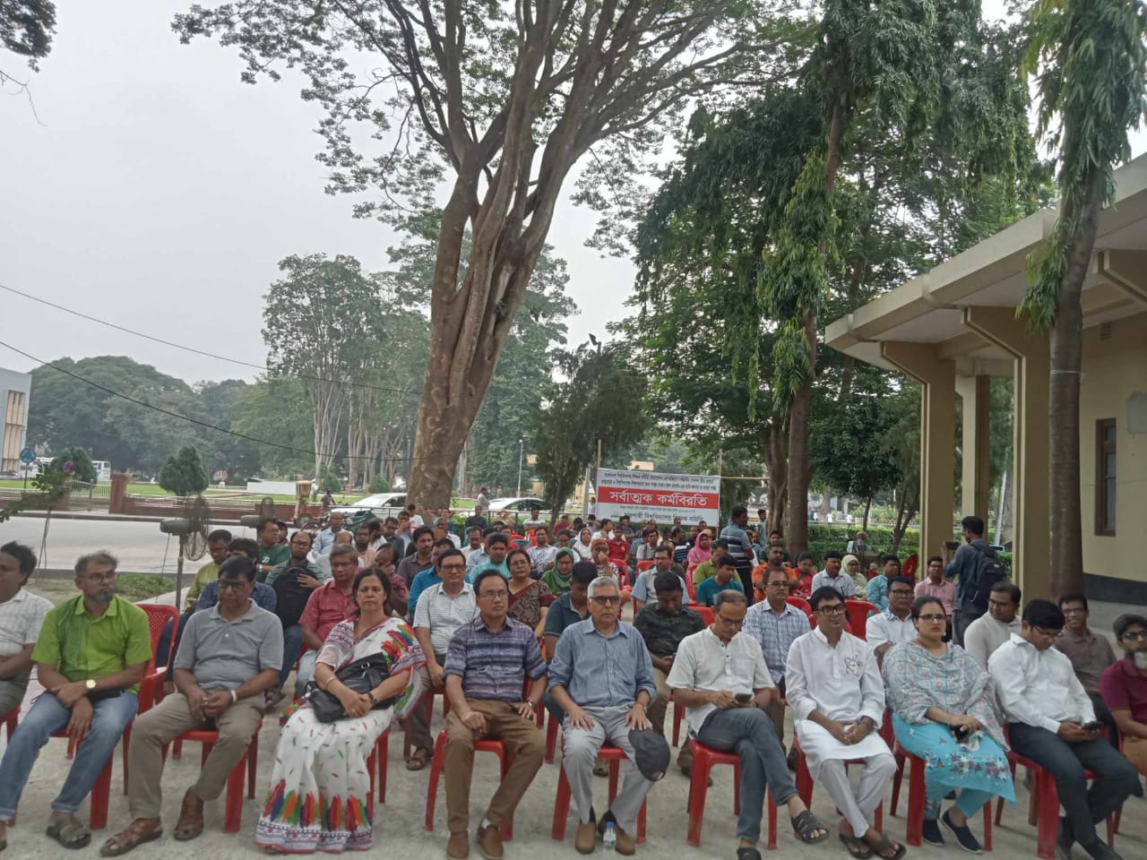 বেসরকারি চাকরিজীবীরা উচ্চ বেতন পায়, আমরা রাষ্ট্রীয় কাঠামোর মধ্যে থেকেও মর্যাদা পাই না: রাবি অধ্যাপক