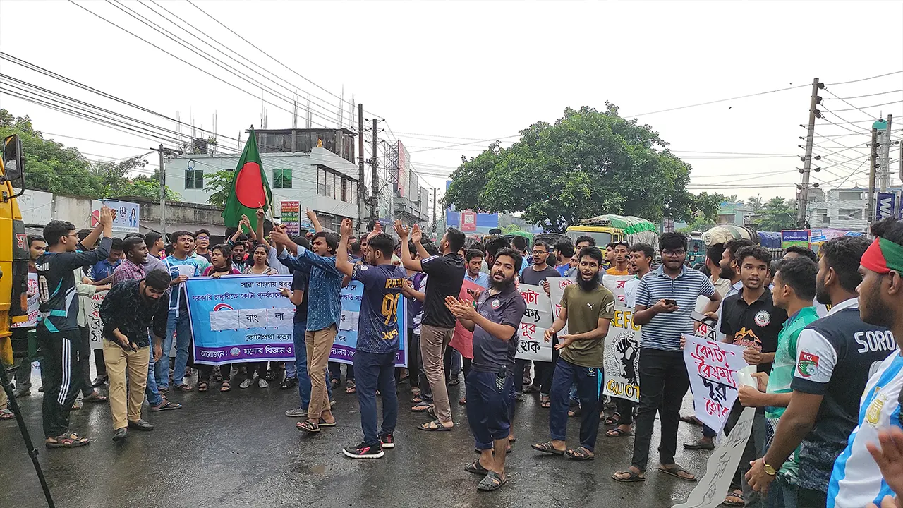 যবিপ্রবি শিক্ষার্থীদের অবরোধ, যশোরের সঙ্গে উত্তরবঙ্গের যোগাযোগ বন্ধ