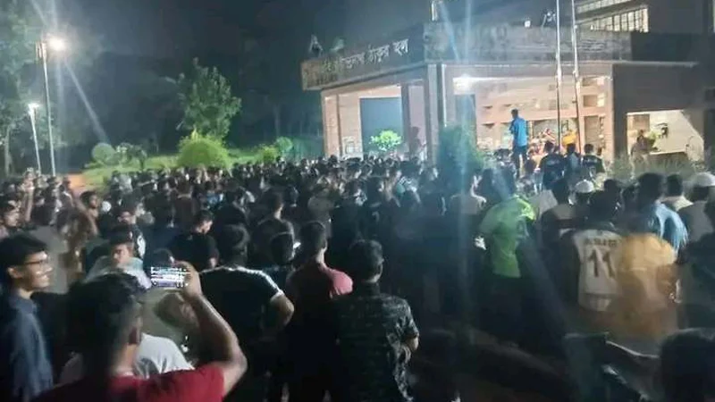 মধ্যরাতে কোটা সংস্কার আন্দোলনকারীদের উপর জাবি ছাত্রলীগের হামলা