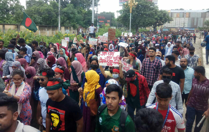 রাজশাহীতে বিক্ষোভ মিছিল করছে আন্দোলনরত শিক্ষার্থীরা