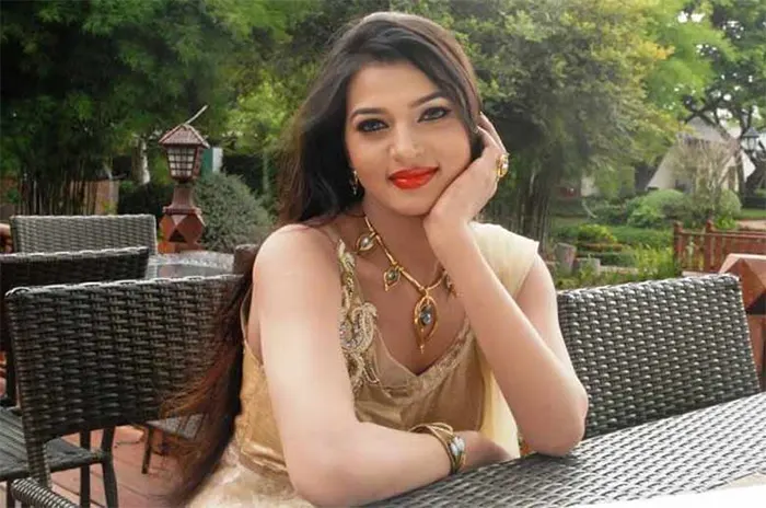 কাকে খোঁচা দিলেন বর্ষা?