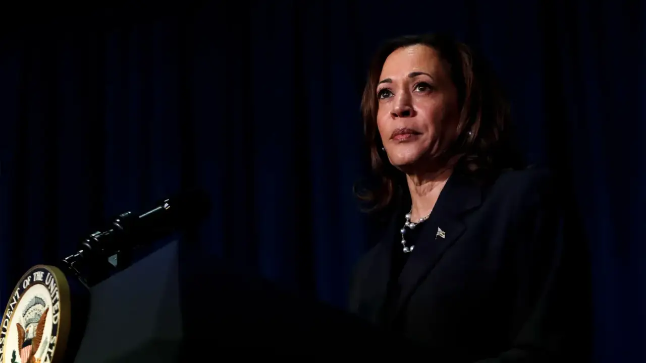 বিশ্বজুড়ে স্বৈরশাসনের বিরুদ্ধে লড়াইয়ের অঙ্গীকার কমলার