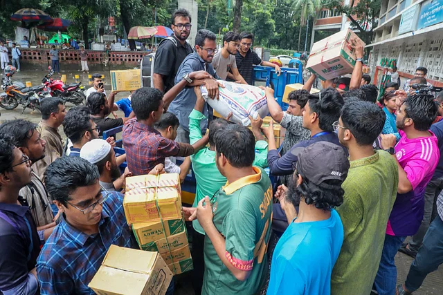 টিএসসিতে ত্রাণ দিতে আসা মানুষের ঢল