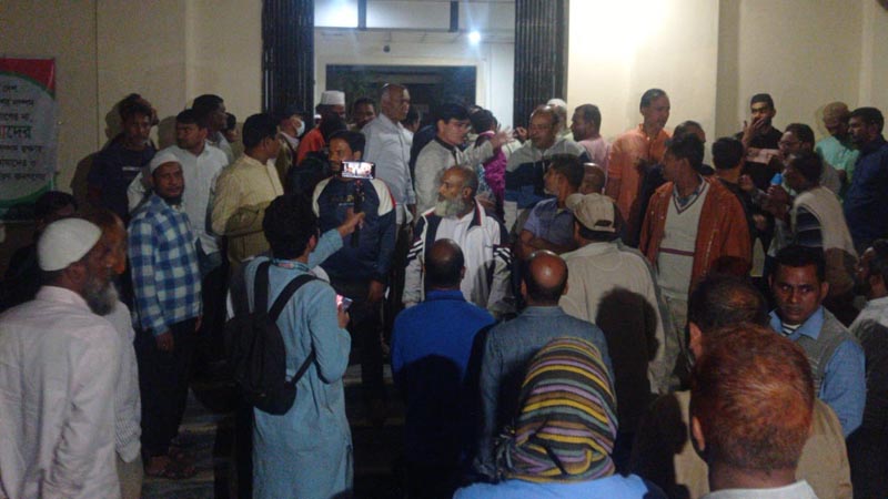 মাস্টাররোল কর্মচারীদের রাবি প্রশাসন ভবন ঘেরাও