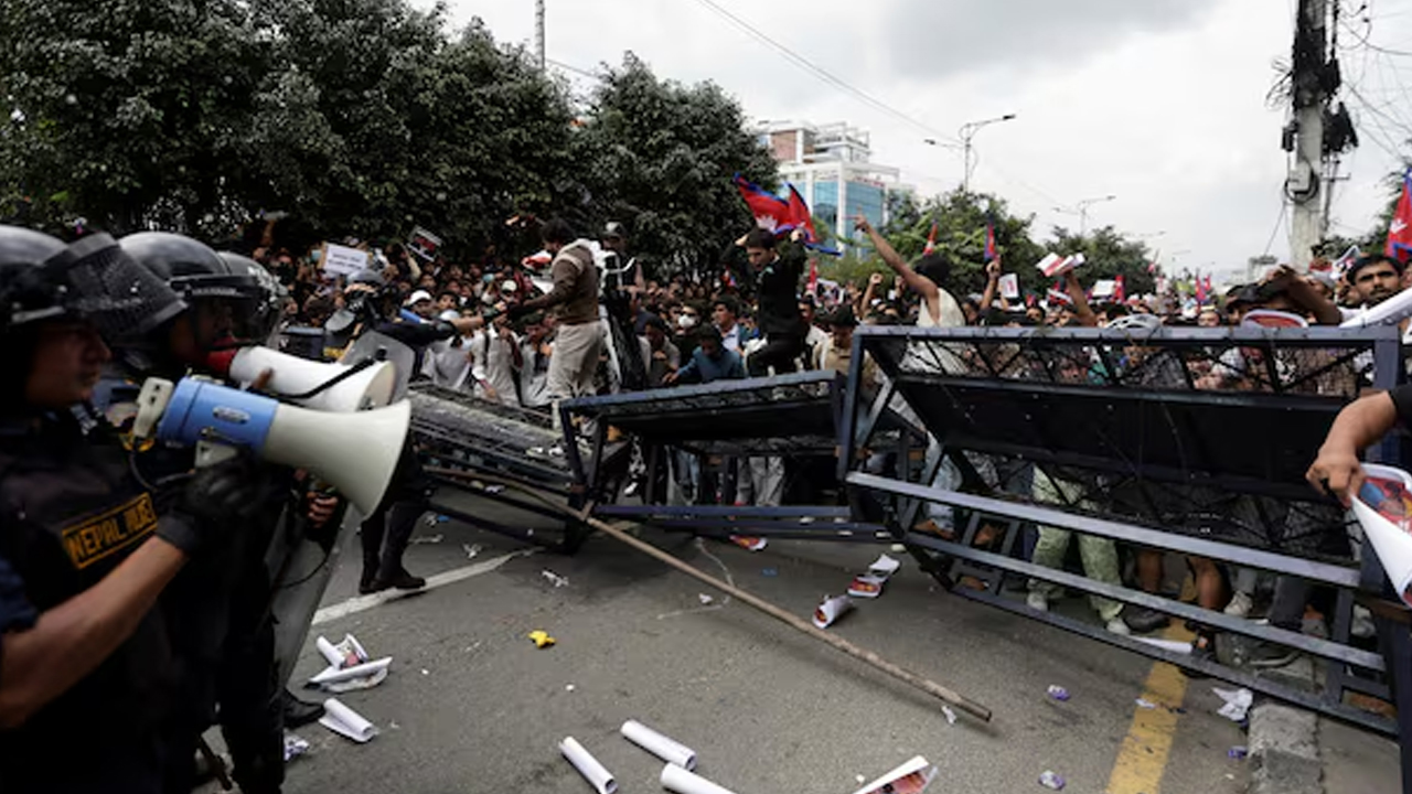 পিছু হটল নেপাল সরকার, সোশ্যাল মিডিয়ার ওপর থেকে নিষেধাজ্ঞা প্রত্যাহার