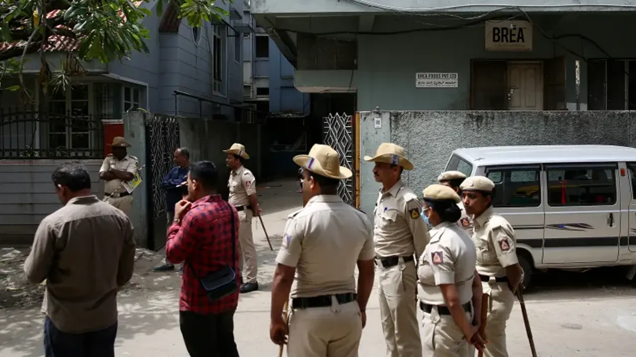 ভারতে বাংলাদেশিদের বিরুদ্ধে কঠোর পদক্ষেপ, ব্যাপক ধরপাকড়