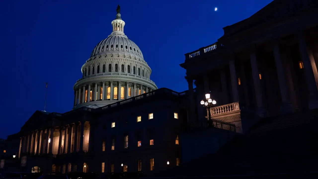 শেষ মুহূর্তের অর্থায়ন সত্ত্বেও শাটডাউনে মার্কিন সরকার