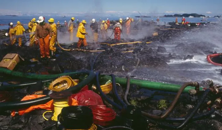 ইরানের পুরোনো তেল ট্যাঙ্কারগুলো ‘জীবন্ত টাইম বোমা’