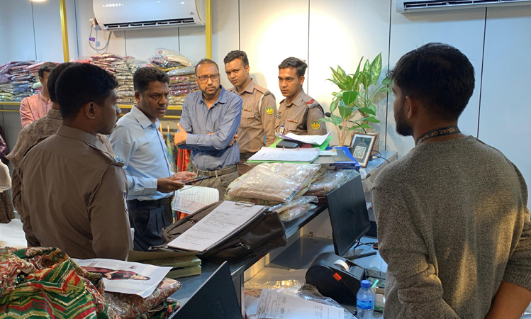 রাজশাহীতে পোশাকের শোরুমে ভোক্তা অধিকারের অভিযান, জরিমানা