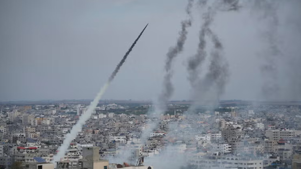 ইসরায়েলকে নিশানা করে একের পর এক ক্ষেপণাস্ত্র ছুড়ল ইরান