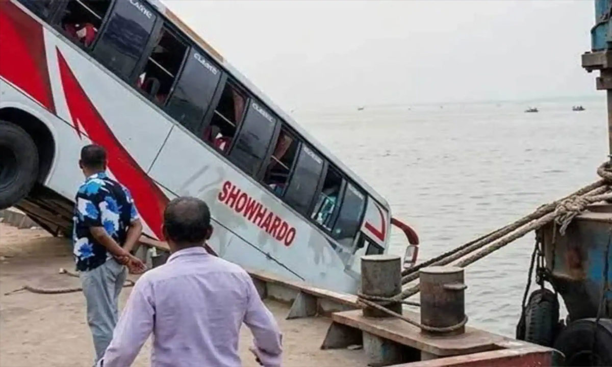 পদ্মায় ডুবে যাওয়া সেই বাসের রেজিস্ট্রেশন স্থগিত,